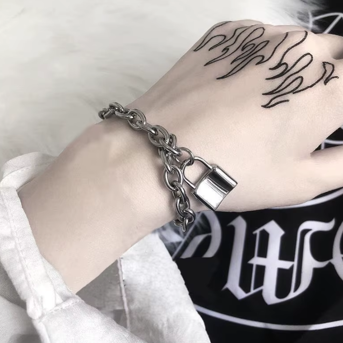Grunge Vibes Bracelet – Padlock Chain Bracelet for Alternative Aesthetic