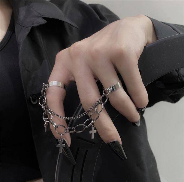 Into The Dark Chain Rings | Aesthetic Jewelry